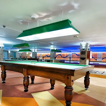 Bull Escorial & מלון 3*